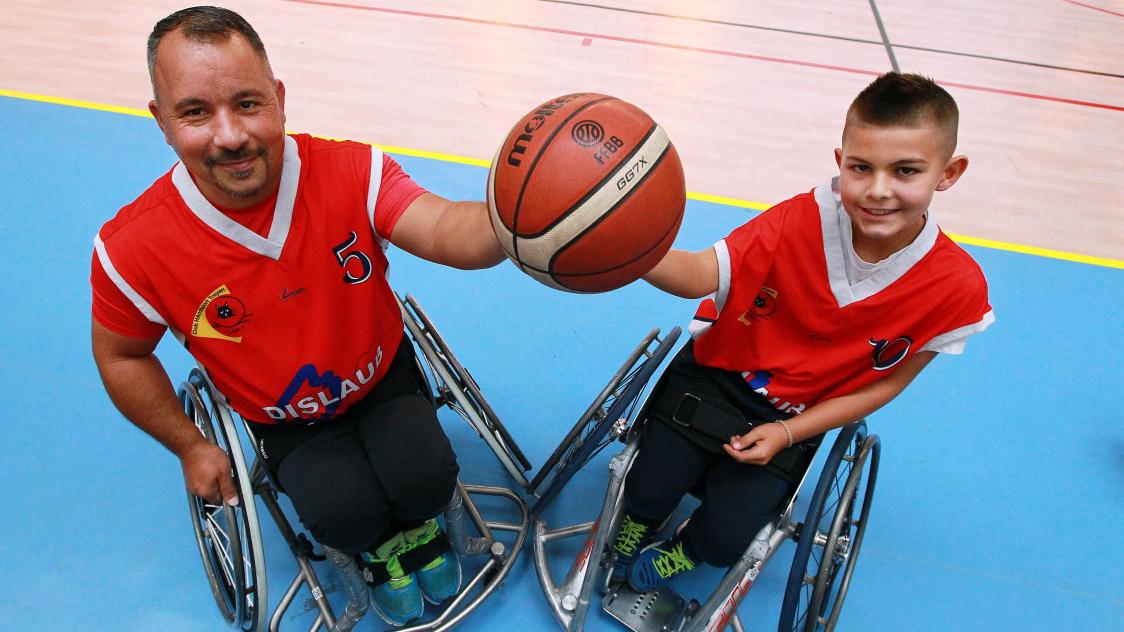 P re et fils effacent les diff rences en basket fauteuil